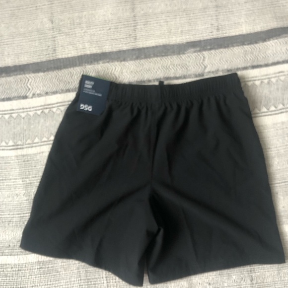 *NEW WITH TAGS* DSG Agility Black Sports Shorts - Picture 1 of 2